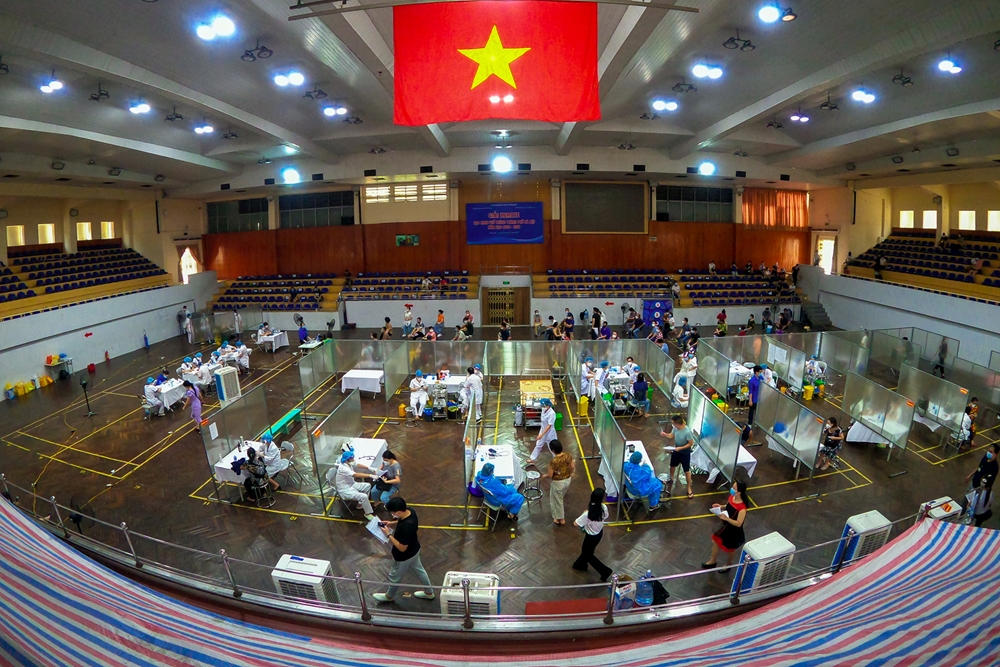 Tranh thủ những ngày giãn cách, Hà Nội nhanh chóng khoanh vùng, dập dịch đồng thời nhiều quận trung tâm tiến hành tiêm chủng diện rộng cho nhân dân. Trong ảnh, 1 trong 10 điểm tiêm vaccine phòng Covid-19 của quận Đống Đa tại Nhà thi đấu Trịnh Hoài Đức.